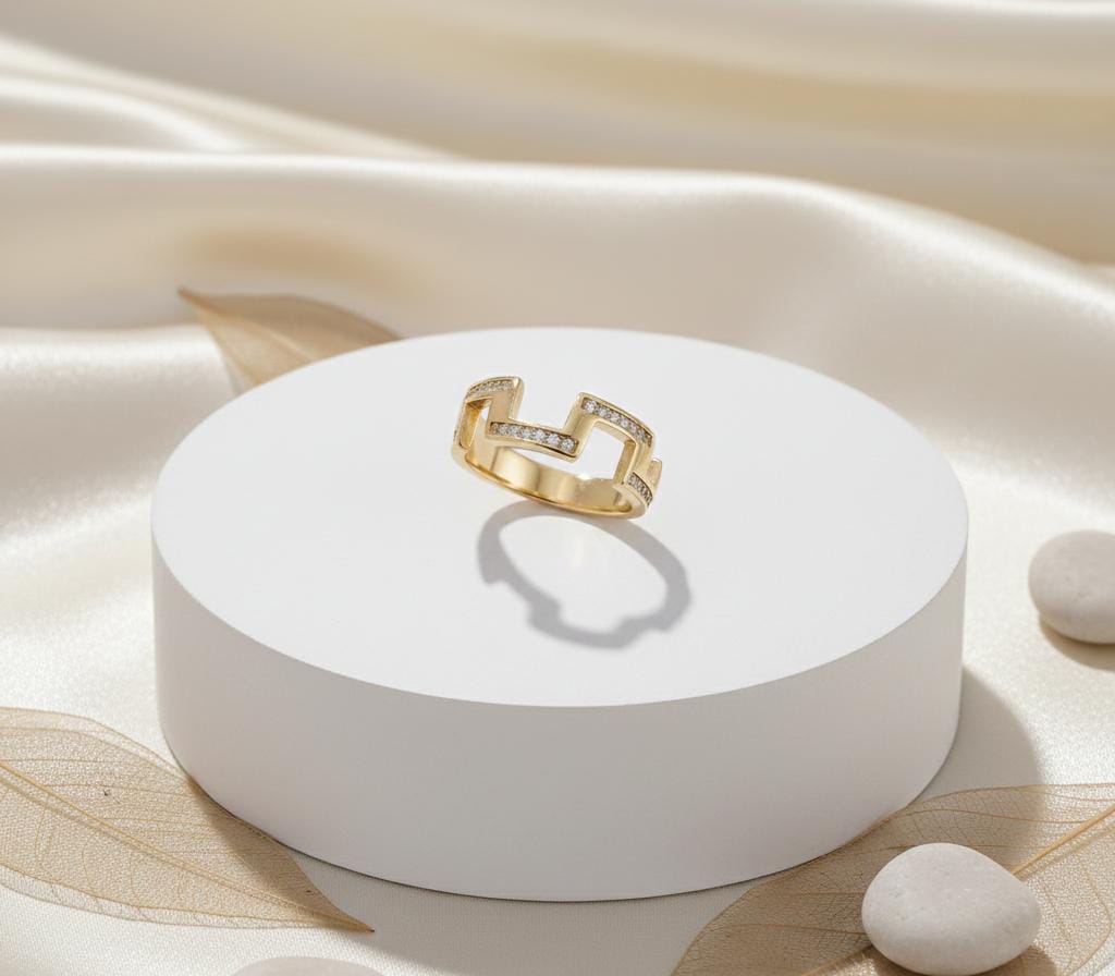 Chic, open geometric pattern ring