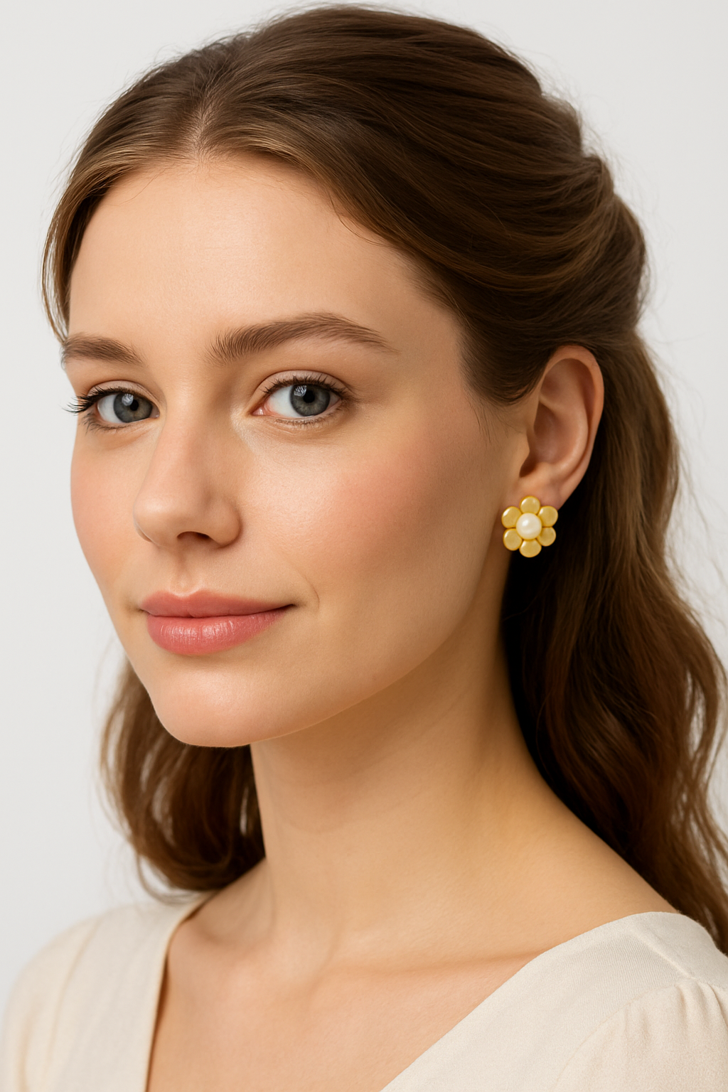 Boucles d'oreilles clous fleur dorées avec perle
